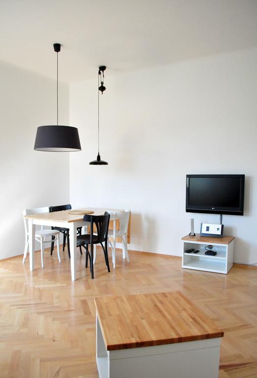 Central-Modern-Apartment Praga Esterno foto